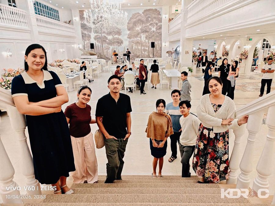 Group of guests on the white staircase of the dining hall